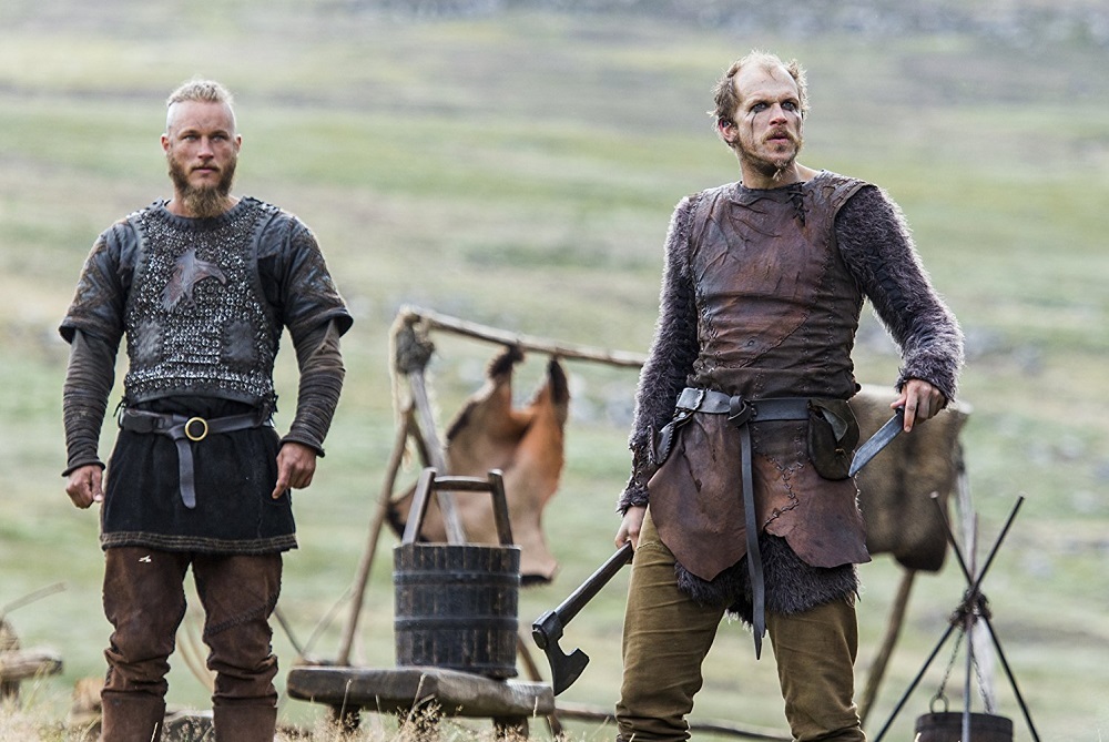 گوستاو اسکاشگورد و تراویس فیمل در سریال «وایکینگ ها» (Vikings)